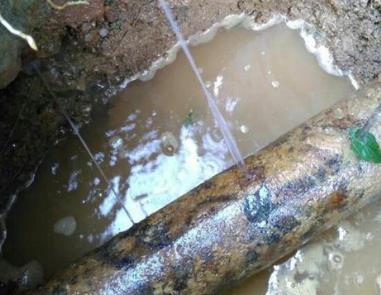 嵊州楼顶渗水维修公司分享下地暖漏水的原因及检测方法。